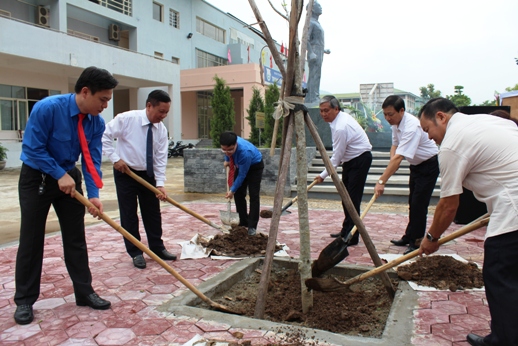 Các đồng chí lãnh đạo tỉnh trồng cây lưu niệm tại khuôn viên tượng đài